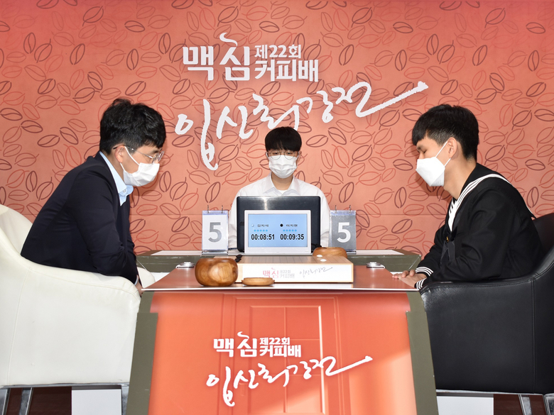 동서식품 후원 바둑대회인 ‘맥심커피배 입신최강전’ 결승에서 김지석 9단이 승리를 차지하며 입신에 등극했습니다. 사진ㅣ동서식품
