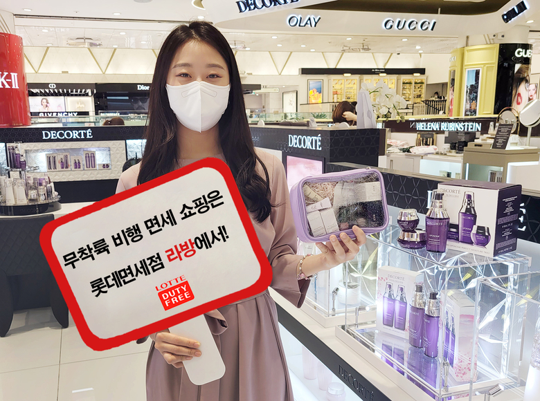 롯데면세점이 지속해서 증가하고 있는 무착륙 국제 관광 비행 출국객을 대상으로 첫 번째 ‘면세품’ 라이브 방송을 진행한다고 밝혔습니다. 사진ㅣ롯데면세점