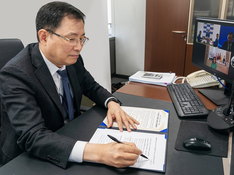효성티앤씨가 여수광양항만공사, 플리츠마마와 함께 ‘리젠오션’ 프로젝트 MOU를 체결하는 모습. 사진ㅣ효성