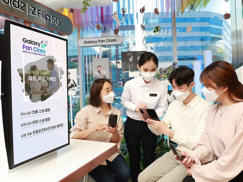 삼성 디지털프라자 강남본점에서 갤럭시 팬큐레이터가 예비 신혼 부부를 위해 ‘셀프 웨딩 기록법’ 교육을 진행하고 있는 모습. 사진ㅣ삼성전자