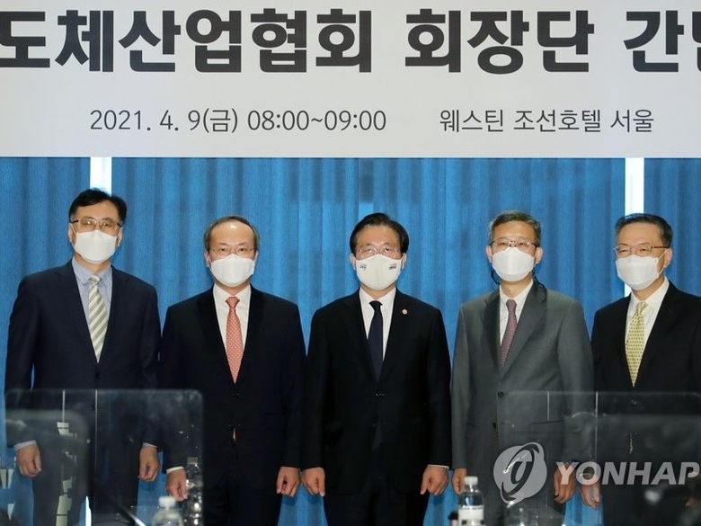 윤모 산업통상자원부 장관(가운데)이 9일 오전 서울 웨스틴조선호텔에서 열린 반도체산업협회 회장단 간담회에 앞서 참석자들과 기념 촬영을 하고 있습니다. 사진 왼쪽부터 최창식 DB하이텍 부회장, 이석희 SK하이닉스 사장, 성윤모 장관, 이정배(삼성전자 사장) 협회장, 허염 실리콘마이터스 회장. 사진ㅣ연합뉴스