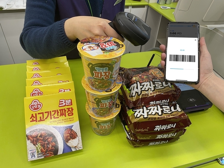 CU가 ‘블랙데이’를 맞아 짜장 관련 상품을 페이코인(paycoin)으로 결제하는 고객들에게 50% 할인 혜택을 제공하는 이벤트를 진행합니다. 사진ㅣCU