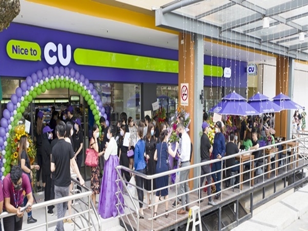 이달 1일 처음 문을 연 말레이시아 CU가 문전성시를 이루고 있습니다. 사진ㅣCU