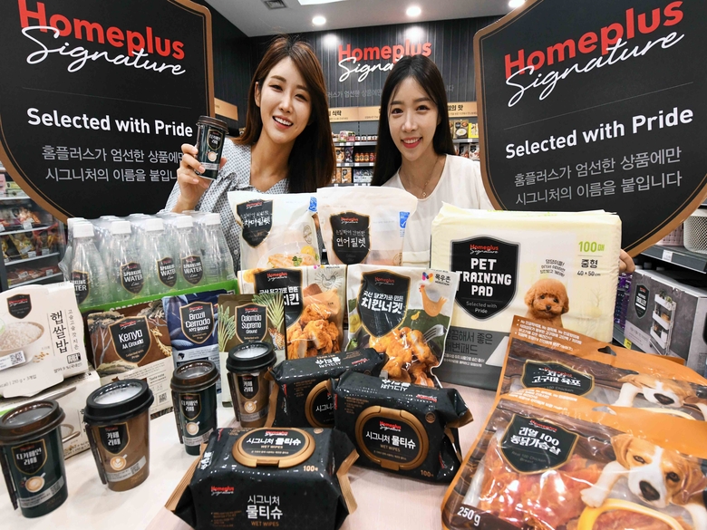 15일 모델들이 서울 강서구 등촌동 홈플러스 강서점에서 시그니처 위크 행사상품을 선보이고 있습니다. 사진ㅣ홈플러스