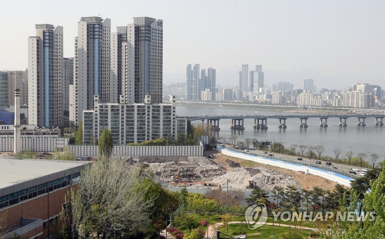 한강 변 강남 아파트 재건축 공사현장. 사진ㅣ연합뉴스