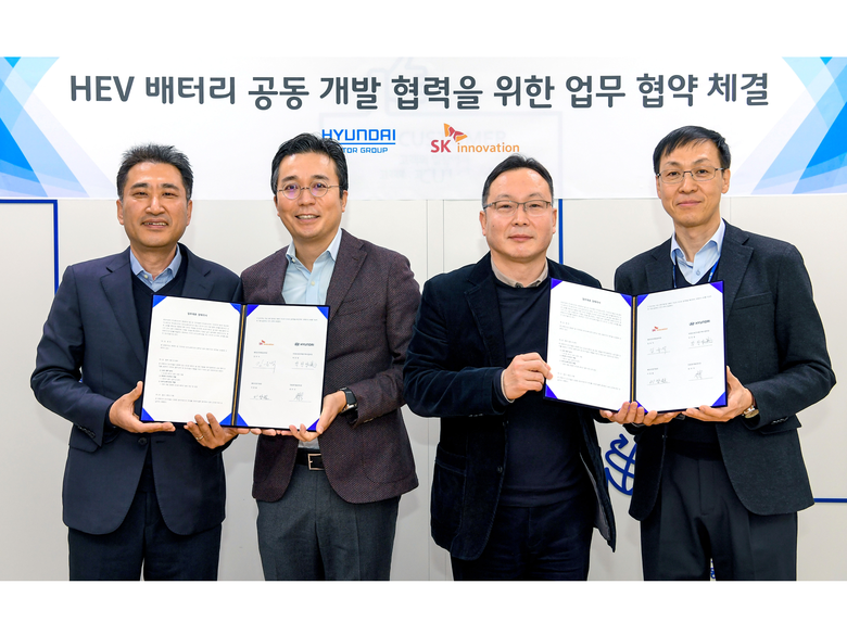 최우석 현대자동차 전동화개발센터장(왼쪽부터)·김유석 SK이노베이션 배터리마케팅본부장·박찬영 현대자동차 파워트레인부품구매사업부장·이장원 SK이노베이션 배터리연구원장. 사진ㅣSK이노베이션