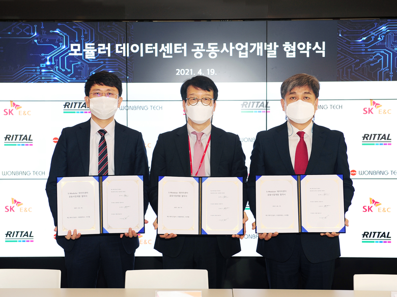 윤혁노 SK건설 에코엔지니어링부문장(가운데)과 구도준 리탈코리아 대표(왼쪽), 김병진 원방테크 대표. 사진ㅣSK건설