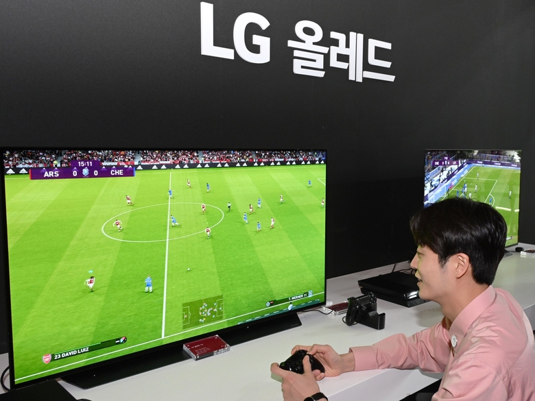 LG전자가 21일부터 사흘간 서울 삼성동 코엑스에서 열리는 월드IT쇼 2021에 참가해 차별화된 기술과 디자인을 선보입니다. 모델들이 몰입감 넘치는 게이밍 성능을 즐길 수 있는 48형 LG 올레드 TV와 LG 울트라기어 게이밍 모니터로 최신 게임을 체험해보고 있습니다. 사진ㅣLG전자