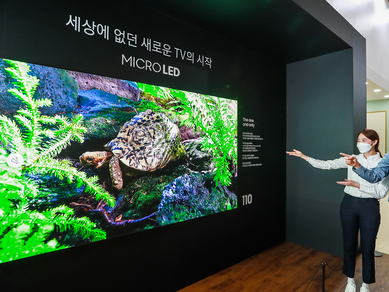 서울 코엑스에서 열린 '월드IT쇼 2021' 삼성전자관에서 관람객이 기존 QLED에서 보다 진화한 Neo QLED 8K의 화질을 체험하고 있는 모습. 사진ㅣ삼성전자