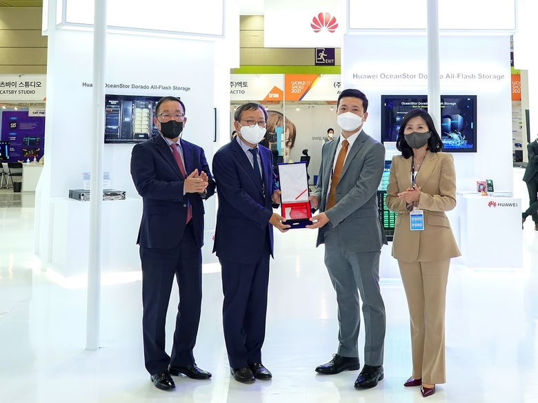 월드IT쇼2021 조직위로부터 글로벌ICT 교류 협력과 산업 발전 기여 공로로 특별상을 수상했습니다. 사진 왼쪽부터 홍승모 전자신문 상무, 양승욱 전자신문 사장, Morgan Lee(모건 리) 한국화웨이 클라우드 및 AI 비즈니스 담당 부사장, 임연하 한국화웨이 홍보 및 대외협력 부사장. 사진ㅣ한국화웨이