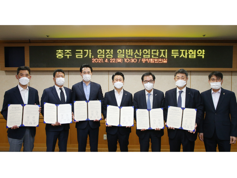 (왼쪽부터)김성민 ㈜산하디앤씨 대표이사, 신남호 대양종합건설㈜ 사장, 문인곤 ㈜삼원산업개발 전무, 박중근 부시장, 김진원 호반산업 사장, 임정규 교보증권㈜ 부사장, 이상록 신성장전략국장. 사진ㅣ호반건설