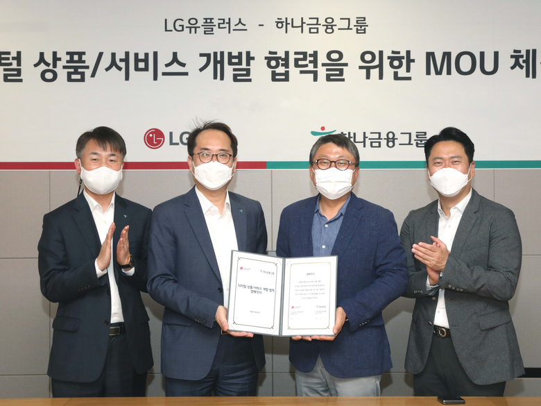 LG유플러스(대표 황현식)는 하나금융그룹(회장 김정태)과 디지털사업부문 협력을 위한 전략적 업무협약을 체결했다. 사진은 23일(금) LG유플러스 용산사옥에서 업무협약을 체결하고 기념 사진을 촬영하고 있는 모습. 왼쪽부터 이석 하나카드 본부장, 김성주 하나카드 전무, 임경훈 LG유플러스 전무, 김남수 LG유플러스 상무. 사진ㅣLG유플러스