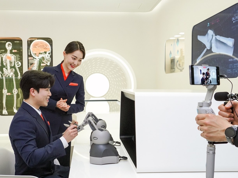 도슨트가 ‘티움 유튜브 라이브 투어’를 진행하고 있는 모습. 사진ㅣSKT