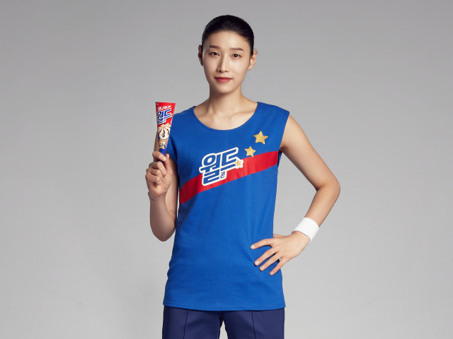 롯데제과가 대표 아이스킘 월드콘의 광고 모델로 '배구여제' 김연경 선수를 발탁했습니다. 사진 | 롯데제과