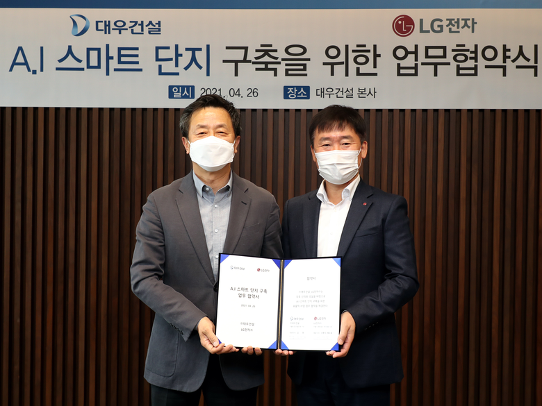 백정완 대우건설 전무(왼쪽)·허재철 LG전자 전무(오른쪽). 사진ㅣ대우건설