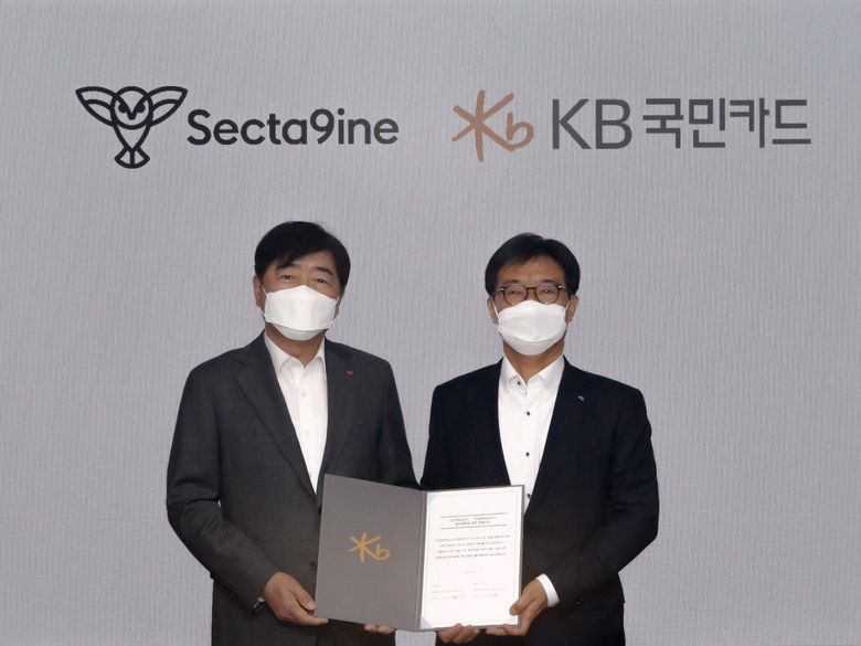 지난 26일 '해피포인트 PLCC' 출시 등을 위한 업무협약식 후 이동철 KB국민카드 사장(오른쪽)과 이경배 섹타나인 대표가 기념 촬영을 하고 있습니다. 사진ㅣKB국민카드