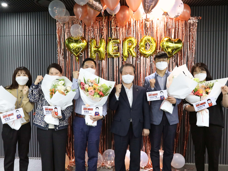 성대규 신한생명 사장(오른쪽에서 세 번째)과 포텐 히어로 수상자들이 지난 21일 신한L타워에서 기념 촬영을 하고 있습니다. 사진ㅣ신한생명