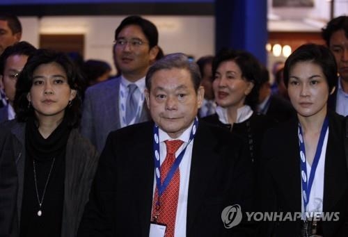 2010년 이재용 삼성전자 부회장, 이부진 호텔신라 사장, 이서현 삼성복지재단 이사장과 CES2010에 참석한 이건희 회장(사진 가운데). 사진ㅣ연합뉴스