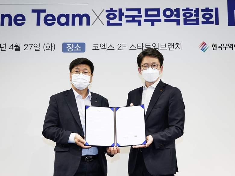 KT가 27일 서울 강남구 코엑스 스타트업 브랜치에서 한국무역협회와 대한민국 인공지능 1등 국가 실현을 위한 개방형 혁신 생태계 조성 업무협약을 체결했습니다. 최준기 KT AI·BigData사업본부장(사진 오른쪽)과 이동기 한국무역협회 혁신성장본부장. 사진ㅣKT
