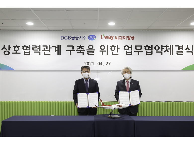 김태오 DGB 금융지주 회장(우측), 정홍근 티웨이항공 대표(좌측). 사진ㅣ티웨이항공