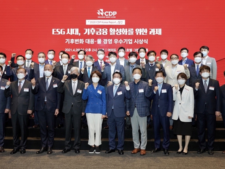 28일 오후 서울 여의도 글래드호텔에서 열린 ‘2020 CDP 기후변화 대응·물 경영 우수기업 시상식’에서 효성과 효성첨단소재가 ‘탄소경영 섹터 아너스’를 수상했습니다. 사진ㅣ효성