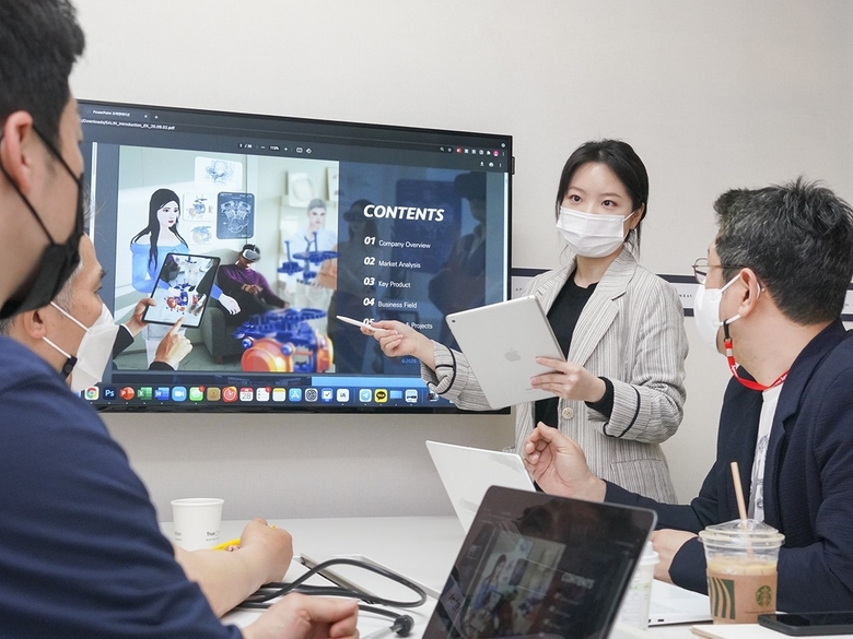 을지로에 위치한 ‘트루 이노베이션 랩’에서 SK텔레콤 직원이 스타트업 관계자들과 회의하는 모습. 사진ㅣSKT