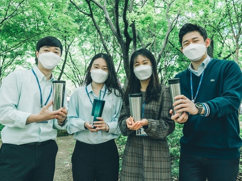 효성티앤씨 직원들이 개인 텀블러를 들고 있는 모습. 사진ㅣ효성티앤씨