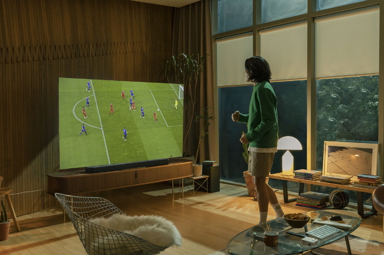 NEO QLED 8K 대화면으로 축구 경기를 보고 있는 배우 류준열. 사진ㅣ삼성전자
