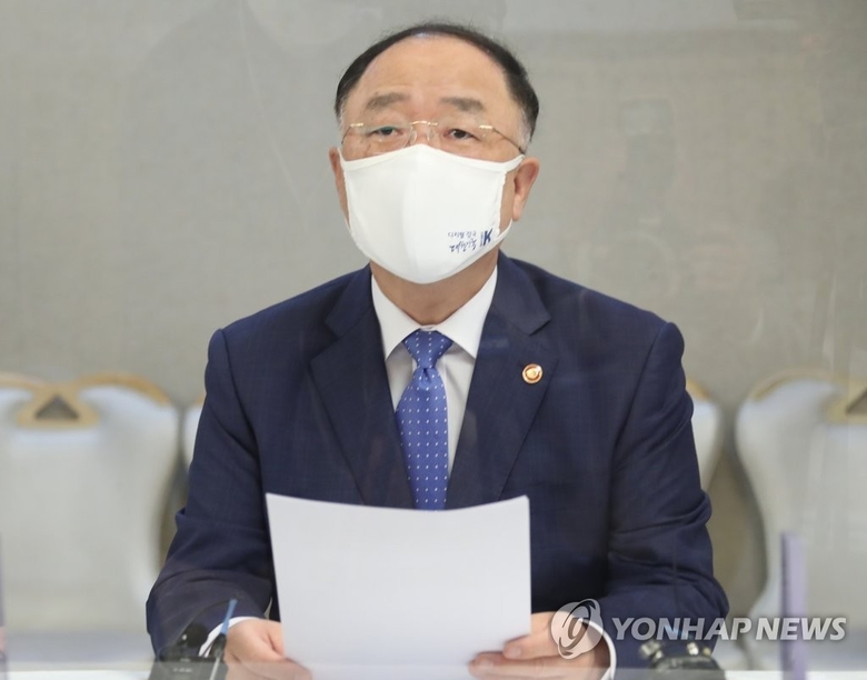 홍남기 부총리 겸 기획재정부 장관이 6일 정부서울청사에서 열린 ‘제21차 부동산시장 점검 관계장관회의’를 주재하며 발언하고 있다. 사진ㅣ연합뉴스