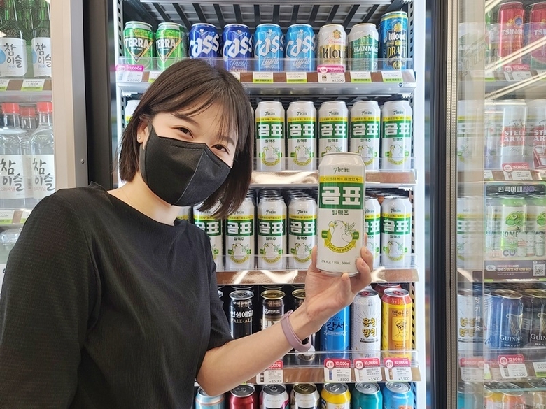 최근 CU에서만 하루 15만캔 가까이 팔리며 인기를 끌고 있는 곰표 밀맥주. 사진ㅣBGF리테일