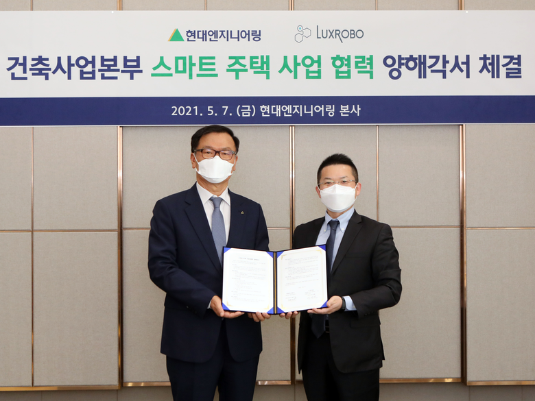 황헌규 현대엔지니어링 본부장(왼쪽)·이대환 럭스로보 대표이사(오른쪽). 사진ㅣ현대엔지니어링