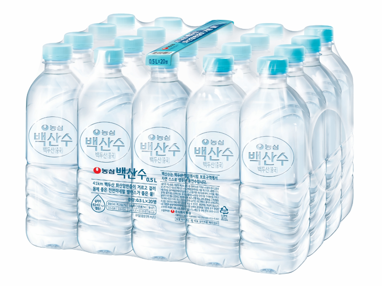 농심이 이번 달부터 무(無)라벨 백산수 판매를 시작하고, 연말까지 백산수 전체 판매 물량의 50%를 무라벨로 전환합니다. 이미지ㅣ농심