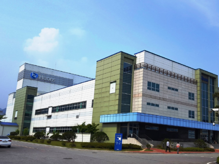 휴온스 제천공장 점안제 생산라인. 사진ㅣ휴온스그룹