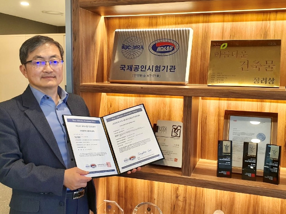 이상윤 풀무원기술원 원장이 한국인정기구 KOLAS로부터 수여받은 국제공인시험기관 인정서를 들어보이고 있습니다. 사진ㅣ풀무원