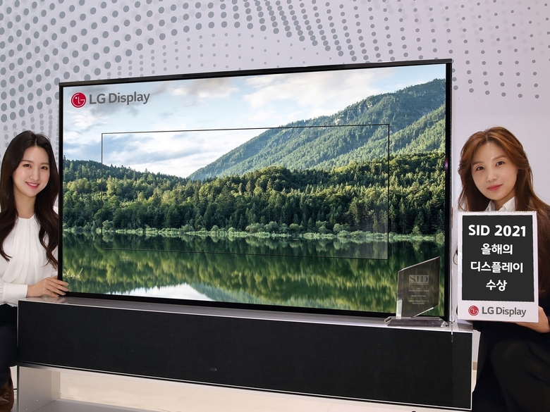 SID 2021에서 올해의 디스플레이로 선정된 65인치 롤러블 OLED TV. 사진ㅣLG디스플레이