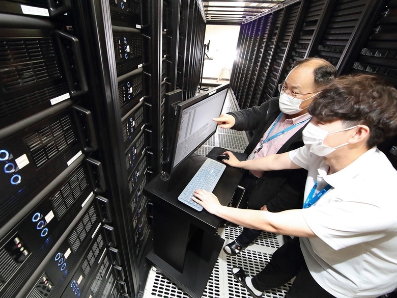 KT IDC 남구로에서 KT IDC 관리 인력들이 서버 상태를 점검하고 있는 모습. 사진ㅣKT