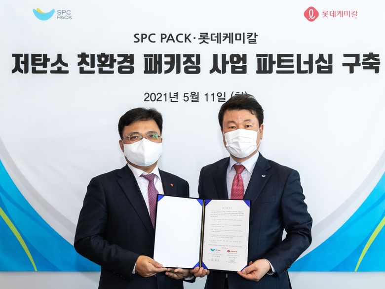 ‘SPC팩-롯데케미칼 저탄소 친환경 패키징 사업 파트너십 구축 협약식’에서 김창대 SPC팩 대표(오른쪽)와 황진구 롯데케미칼 기초소재사업 대표가 기념촬영을 하고있습니다. 사진ㅣSPC그룹