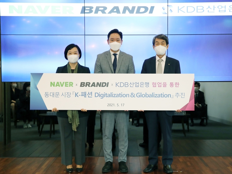 브랜디 동대문 풀필먼트 센터에서 열린 업무 협약식에 네이버 한성숙 대표이사, 브랜디 서정민 대표, 산업은행 이동걸 회장 등이 참석했습니다. 사진ㅣ네이버