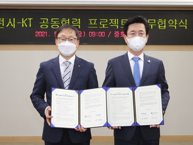 구현모 KT 대표(사진 왼쪽)와 허태정 대전광역시장(오른쪽)이 디지털·바이오헬스 MOU를 체결 후 기념 촬영을 하고 있는 모습. 사진ㅣKT