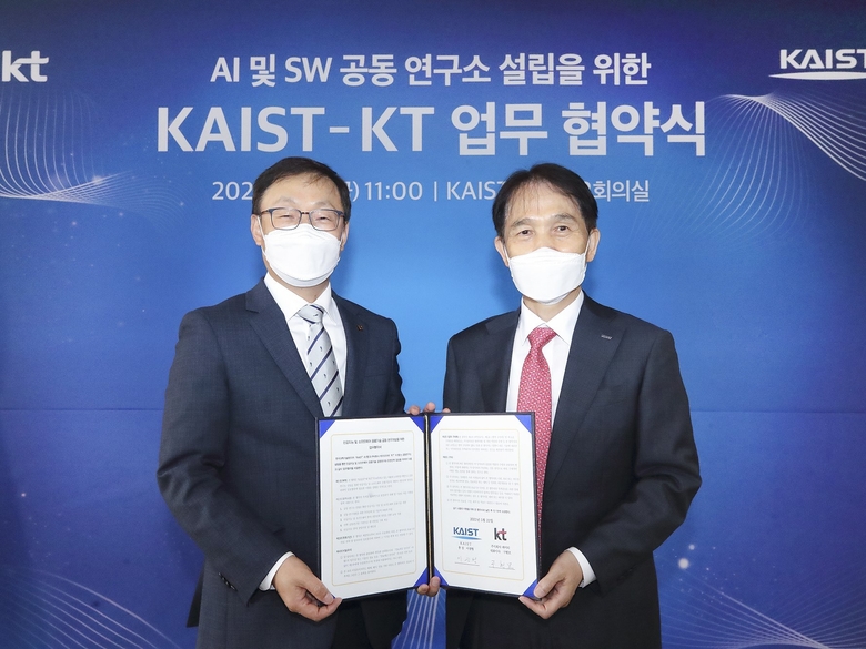 대전시 유성구 KAIST 본원 본관에서 구현모 KT 대표(좌측)와 이광형 KAIST 총장(우측)이 업무협약 체결 후 기념 촬영하는 장면. 사진ㅣKT