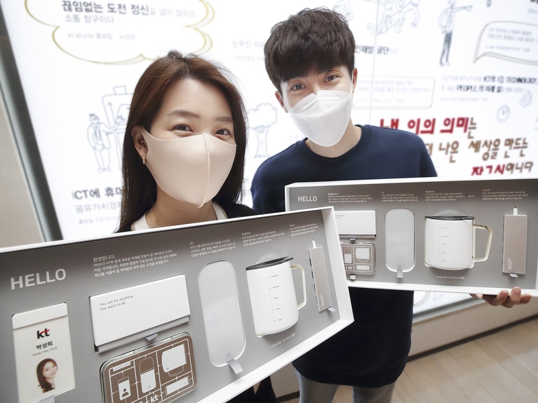 2021년 상반기 입사한 KT 신입사원들이 ‘신입사원 웰컴킷’을 소개하고 있는 모습. 사진ㅣKT