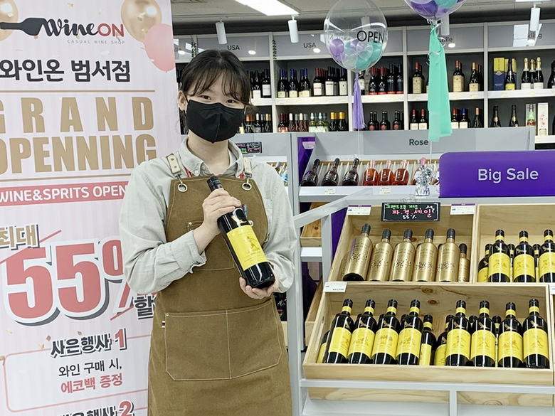 롯데칠성음료가 와인 직영샵 ‘와인온(WineOn)’의 세 번째 점포 범서점을 오픈했습니다. 사진ㅣ롯데칠성음료