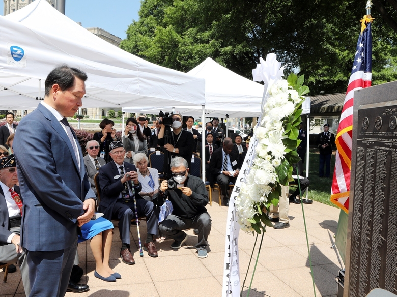 최태원 회장이 미국 조지아주 애틀랜타 소재 한국전 참전용사 기념비 앞에서 열린 ‘한국전 영웅 추모식’에 참석해 한국전에서 전사한 미군의 희생을 기리는 헌화를 한 뒤 묵념하고 있습니다. 사진ㅣSK