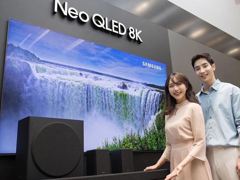 삼성전자 모델들이 삼성전자 수원 디지털시티에서 신제품 사운드바 HW-Q950A를 소개하고 있는 모습. 사진ㅣ삼성전자