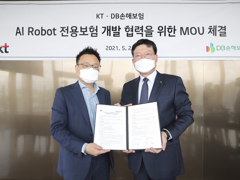 이상호 KT AI Robot사업단 단장(왼쪽)과 류석 DB손해보험 상무가 업무협약 후 기념 사진을 촬영하고 있는 모습. 사진ㅣKT