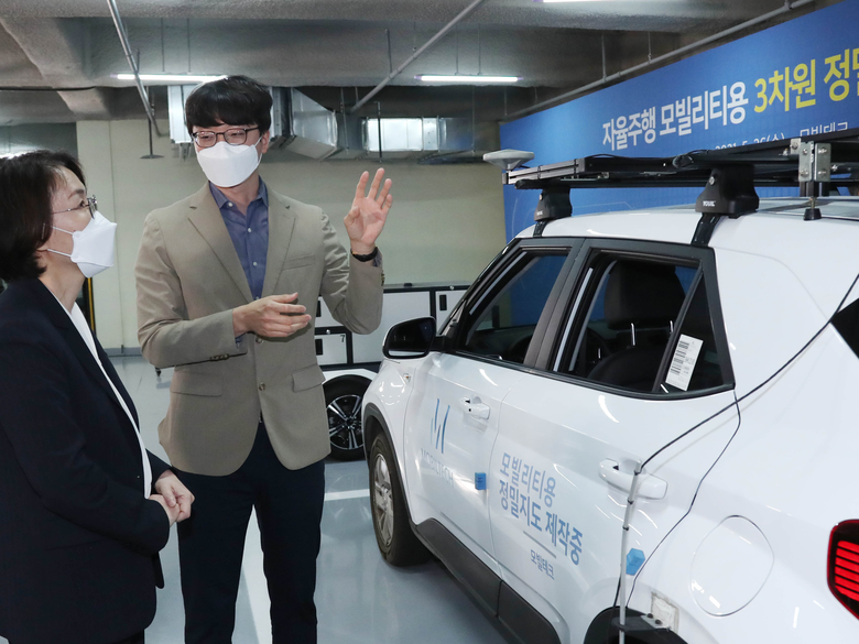임혜숙 과학기술정보통신부 장관(왼쪽)이 ‘모빌테크 공간정보 수집차량’에 대해 설명을 듣고 있는 모습. 사진ㅣ대한상공회의소