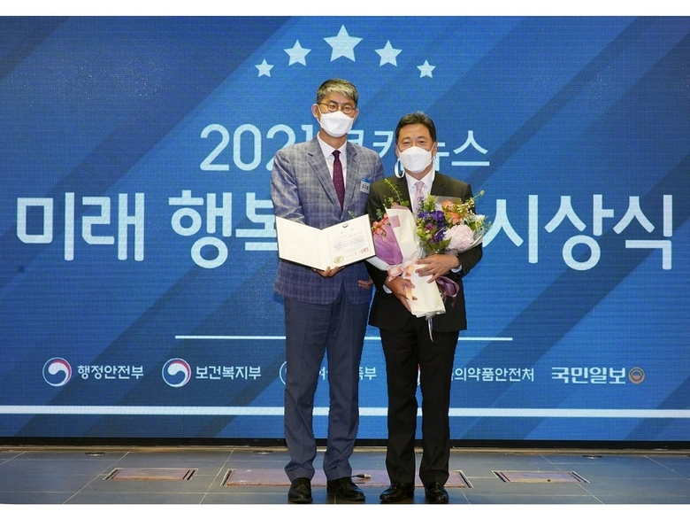 휴젤 손지훈 대표집행임원이 27일 서울 여의도 CCMM빌딩에서 개최된 ‘2021 미래 행복 대상’ 시상식에서 보건복지부 장관상 수상 기념 촬영을 하고 있습니다. 사진ㅣ휴젤