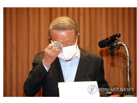 홍원식 남양유업 회장이 지난 4일 오전 서울 강남구 남양유업 본사에서 최근 자사 유제품 불가리스가 신종 코로나바이러스 감염증(코로나19) 억제 효과가 있다는 발표로 빚어진 논란과 관련해 대국민 사과를 하다 눈물을 흘리고 있습니다. 사진ㅣ연합뉴스