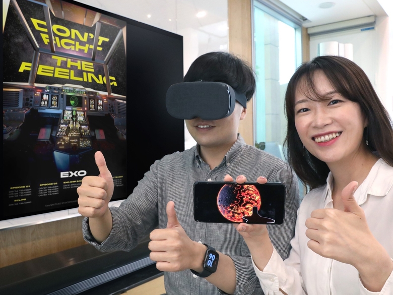 LG유플러스 관계자들이 내달 공개되는 아이돌그룹 ‘엑소(EXO)’의 VR 온라인 전시관을 알리는 모습. 사진ㅣLG유플러스