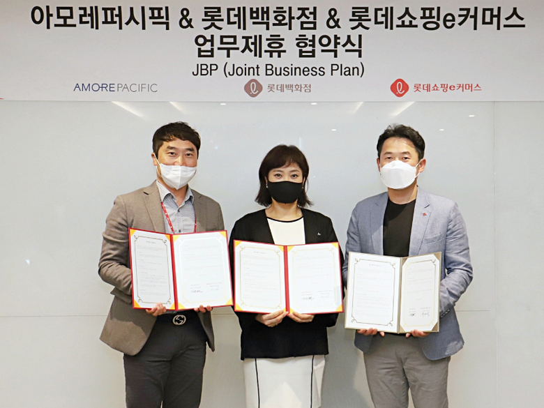 김경연 아모레퍼시픽 e커머스부문장과 임현동 롯데쇼핑 e커머스사업부 상품부문장(왼쪽), 추대식 롯데쇼핑 백화점사업부 e커머스부문장(오른쪽). 사진 | 롯데쇼핑